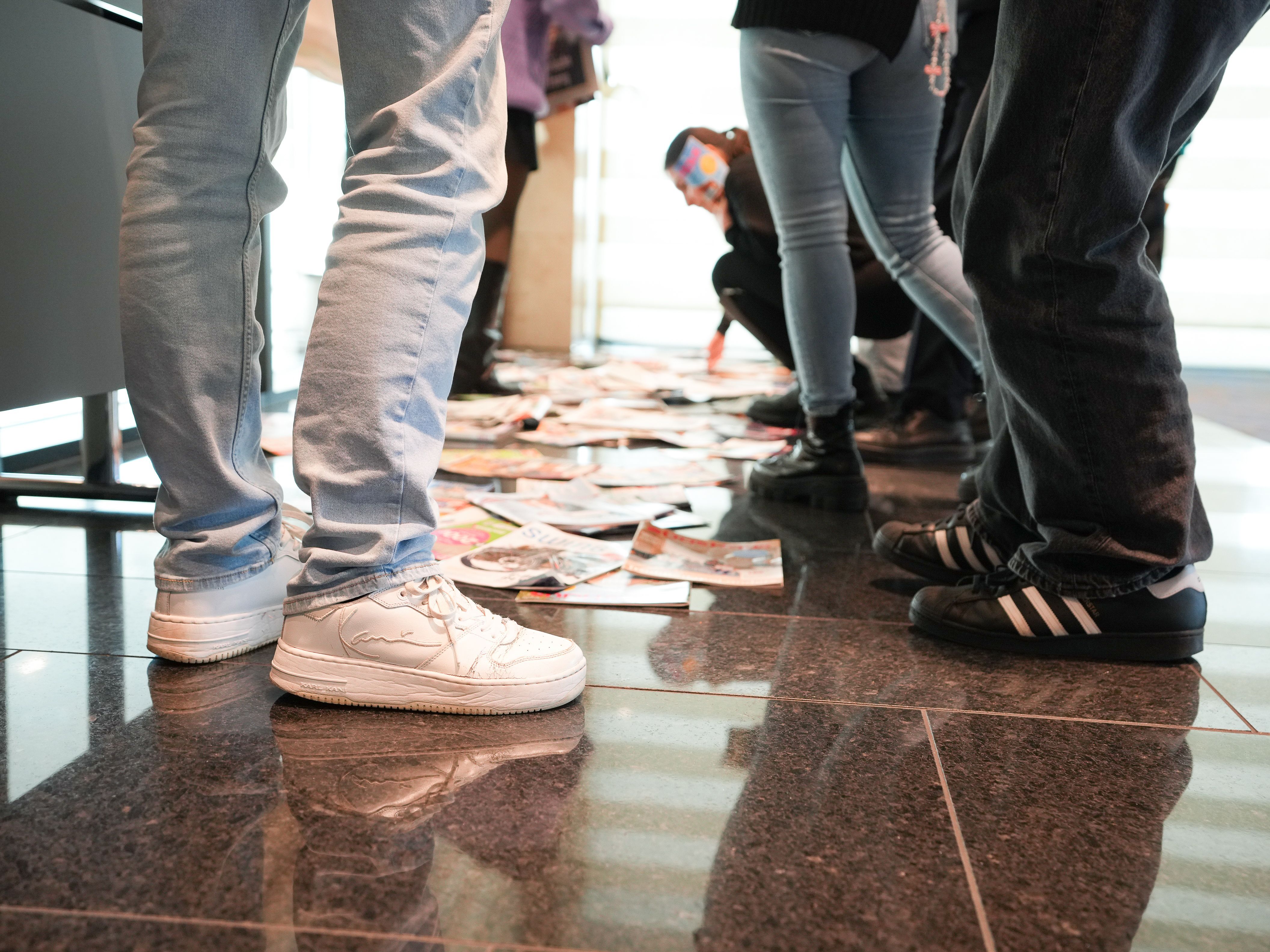 Menschen legen Plakate auf den Boden