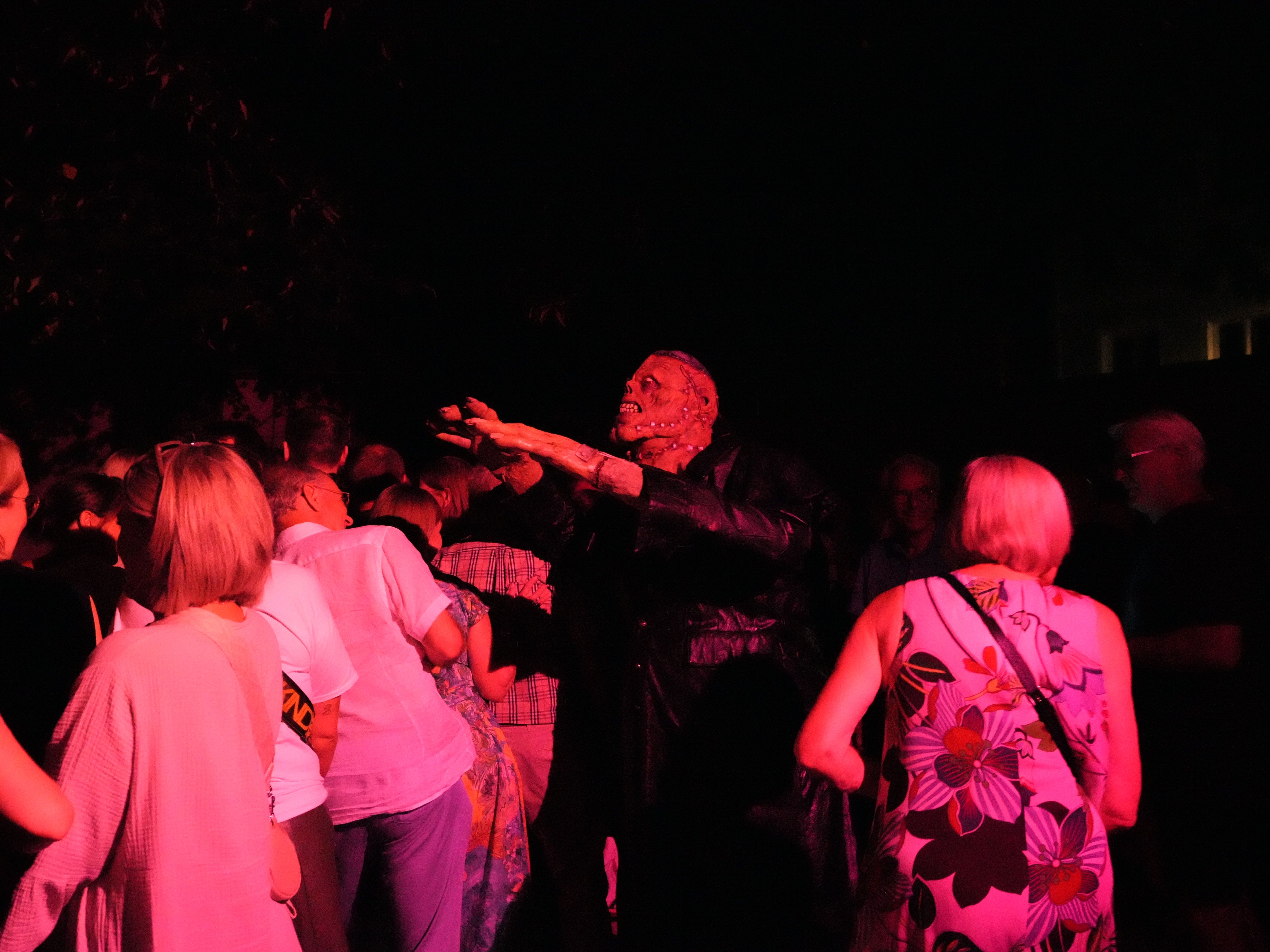 Frankensteins Monster erschreckt Zuschauer bei der Führung