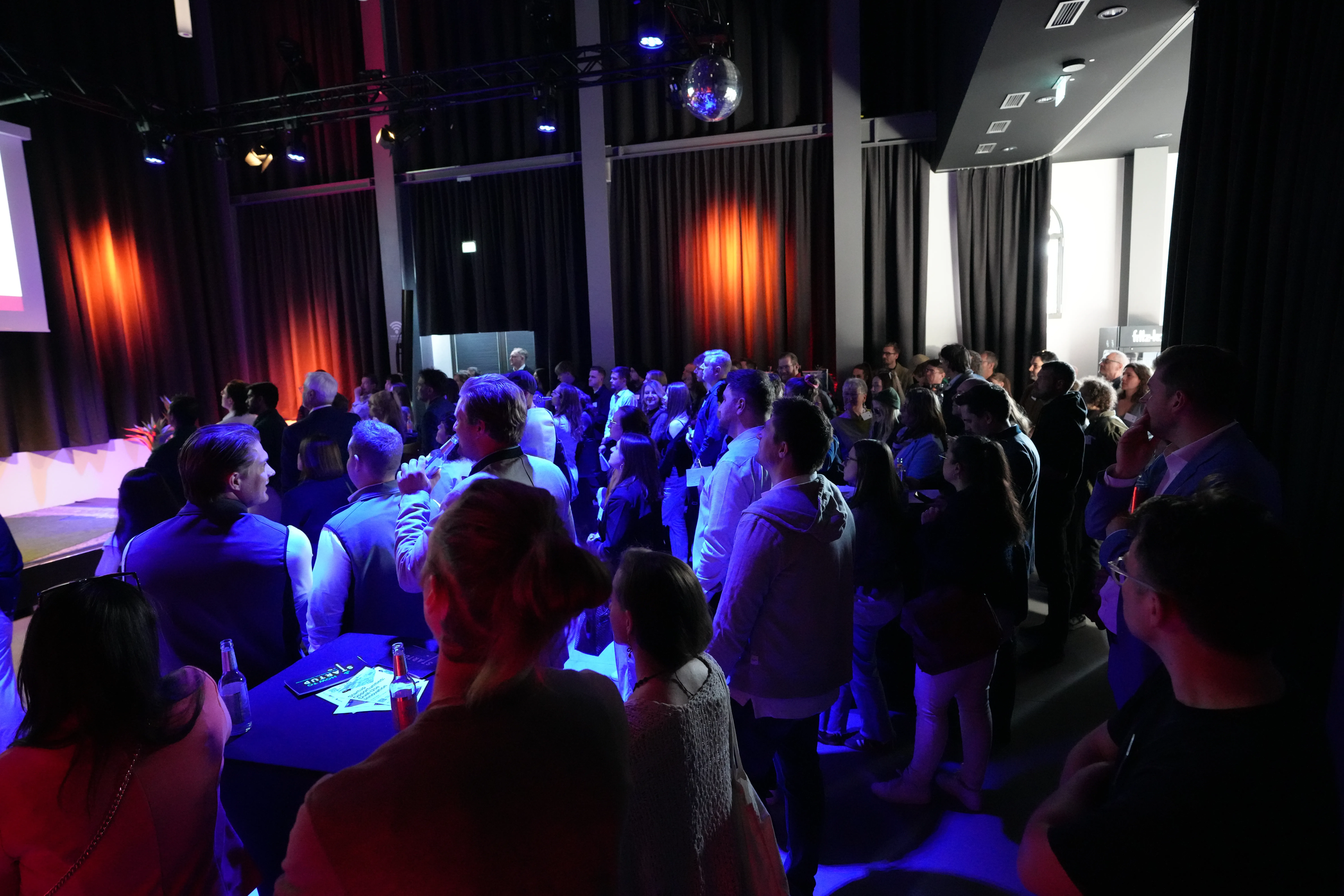 Menschen vor einer Bühne 