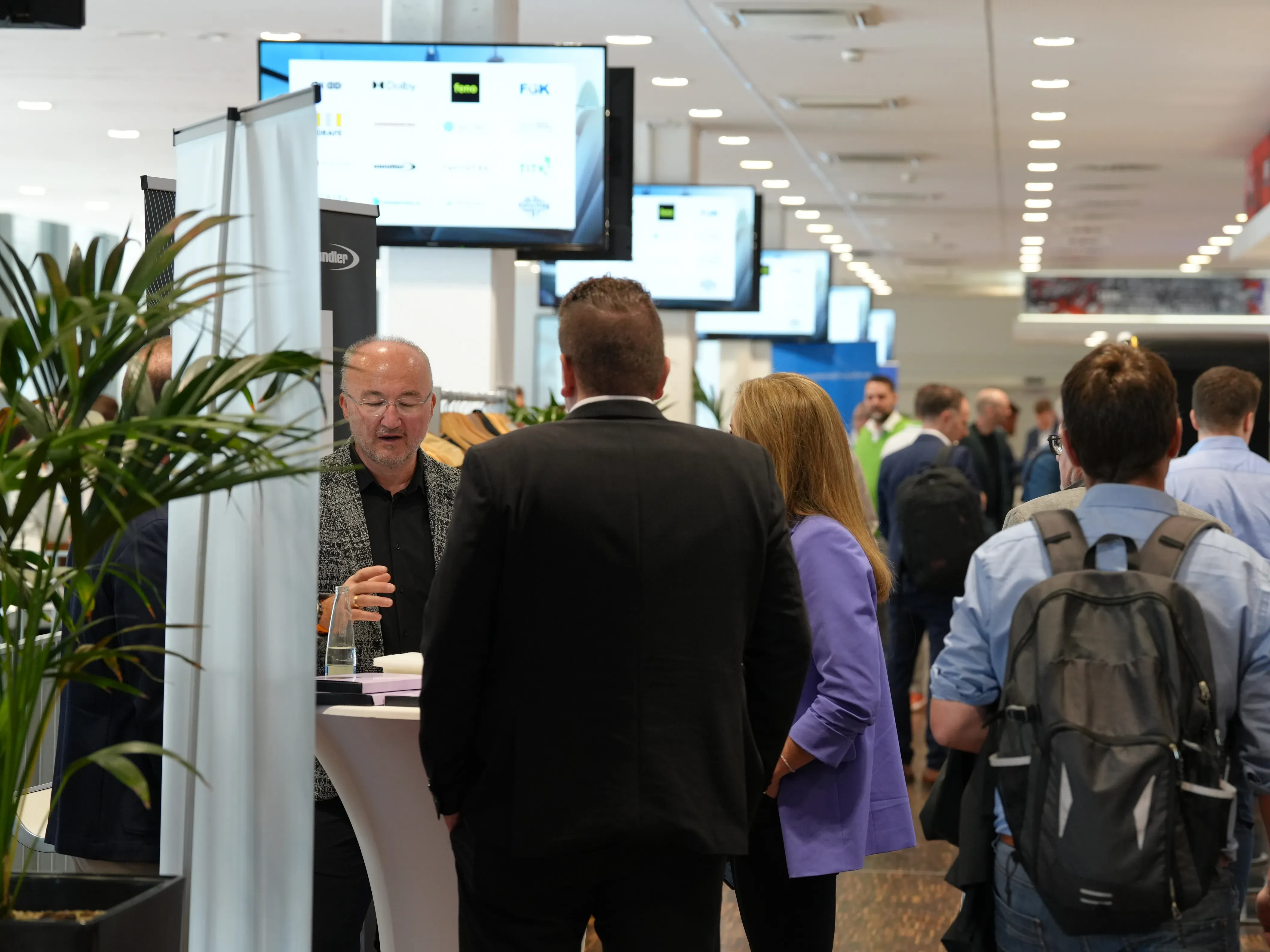 Menschen auf einer Messe