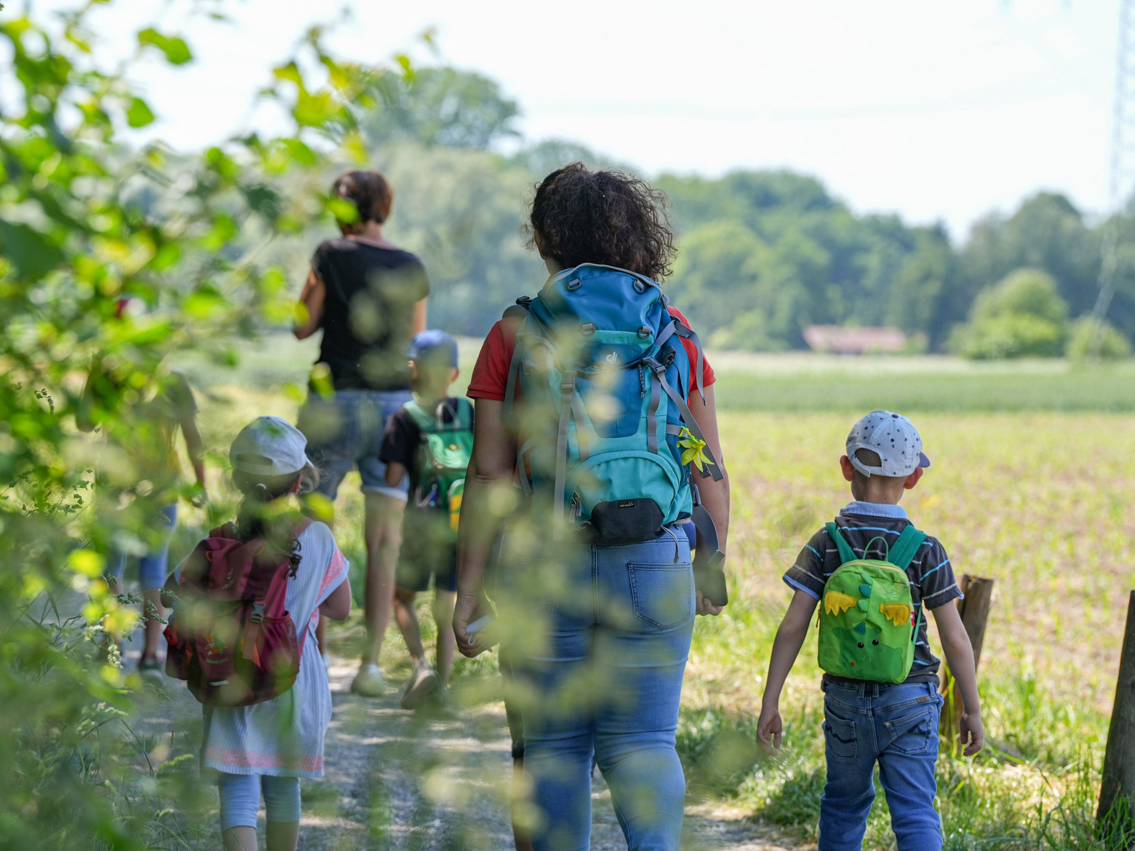 familie geht spazieren auf Feld