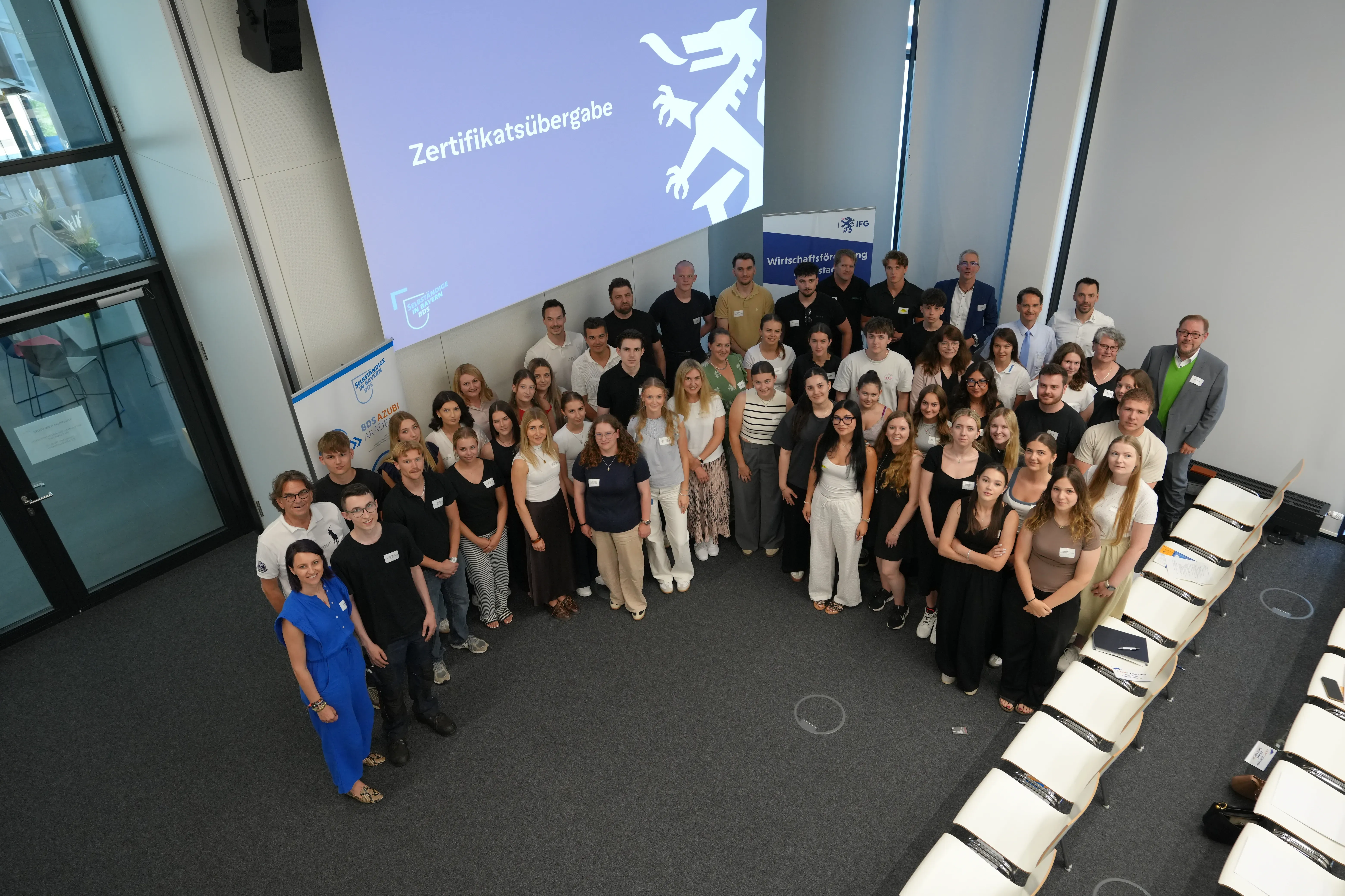 Personen von oben fotografiert die bei der Azubiakademie dabei waren