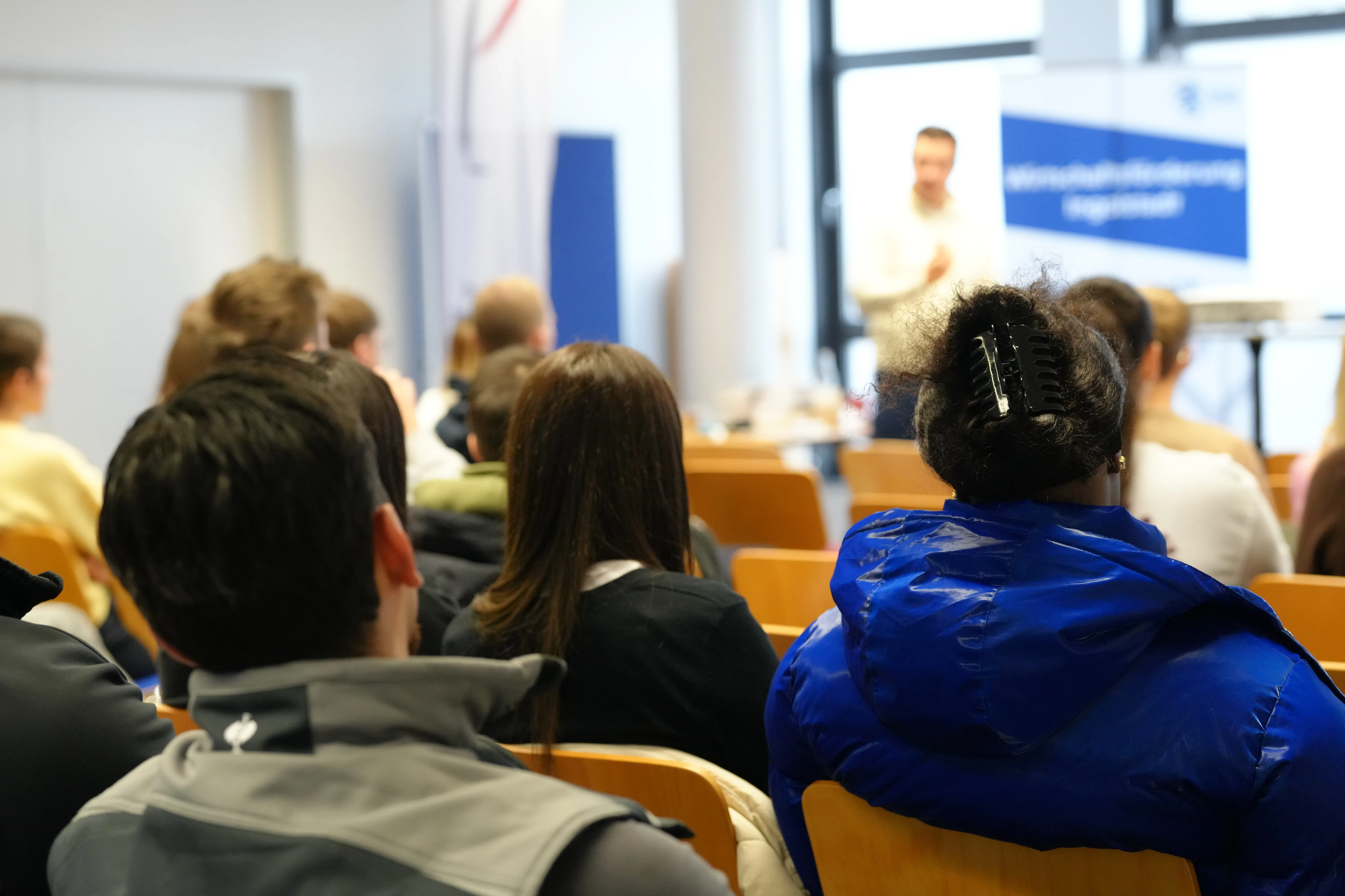 Menschen sitzen auf Stühlen