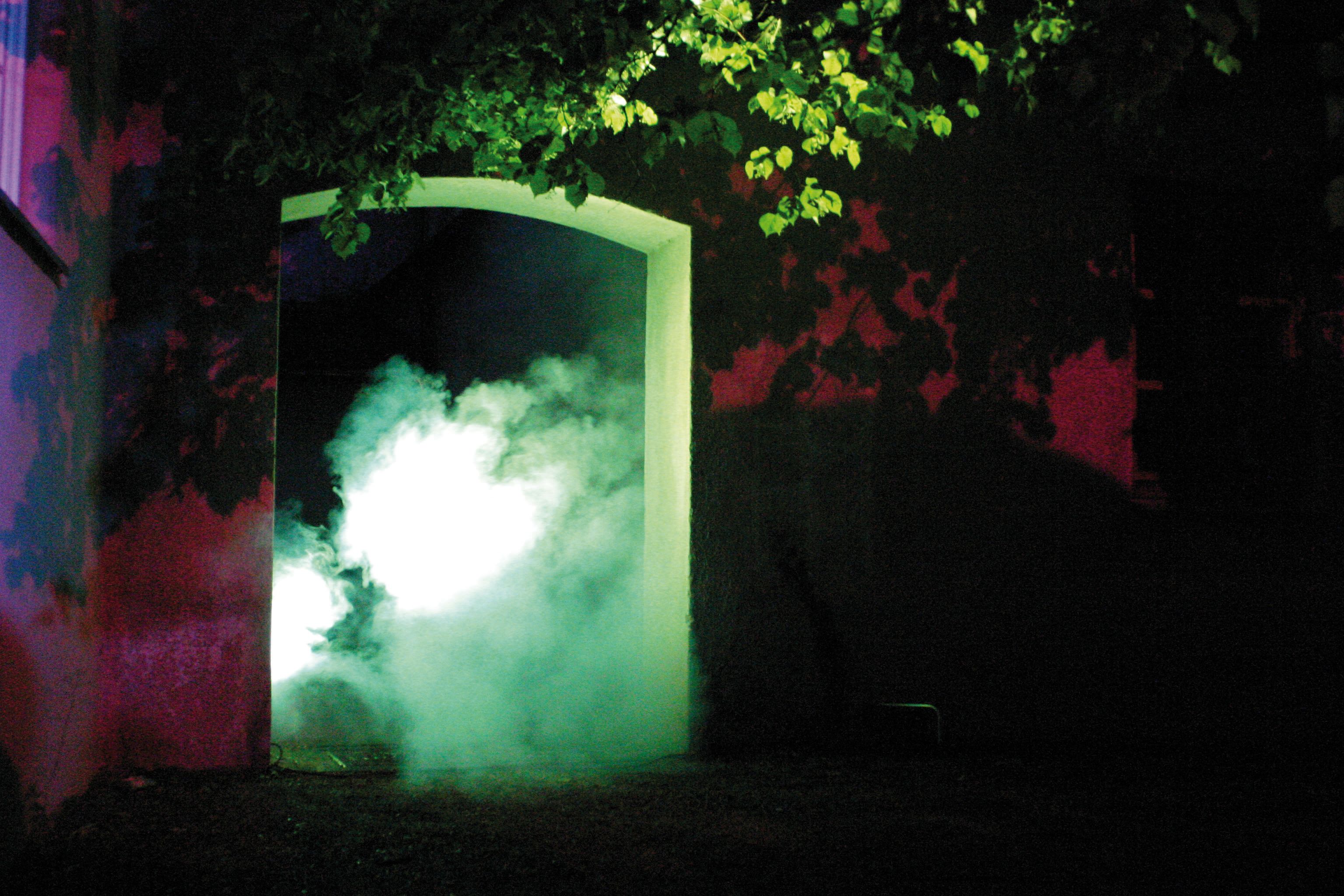 Festungsmauer mit Nebel und mystischem Licht