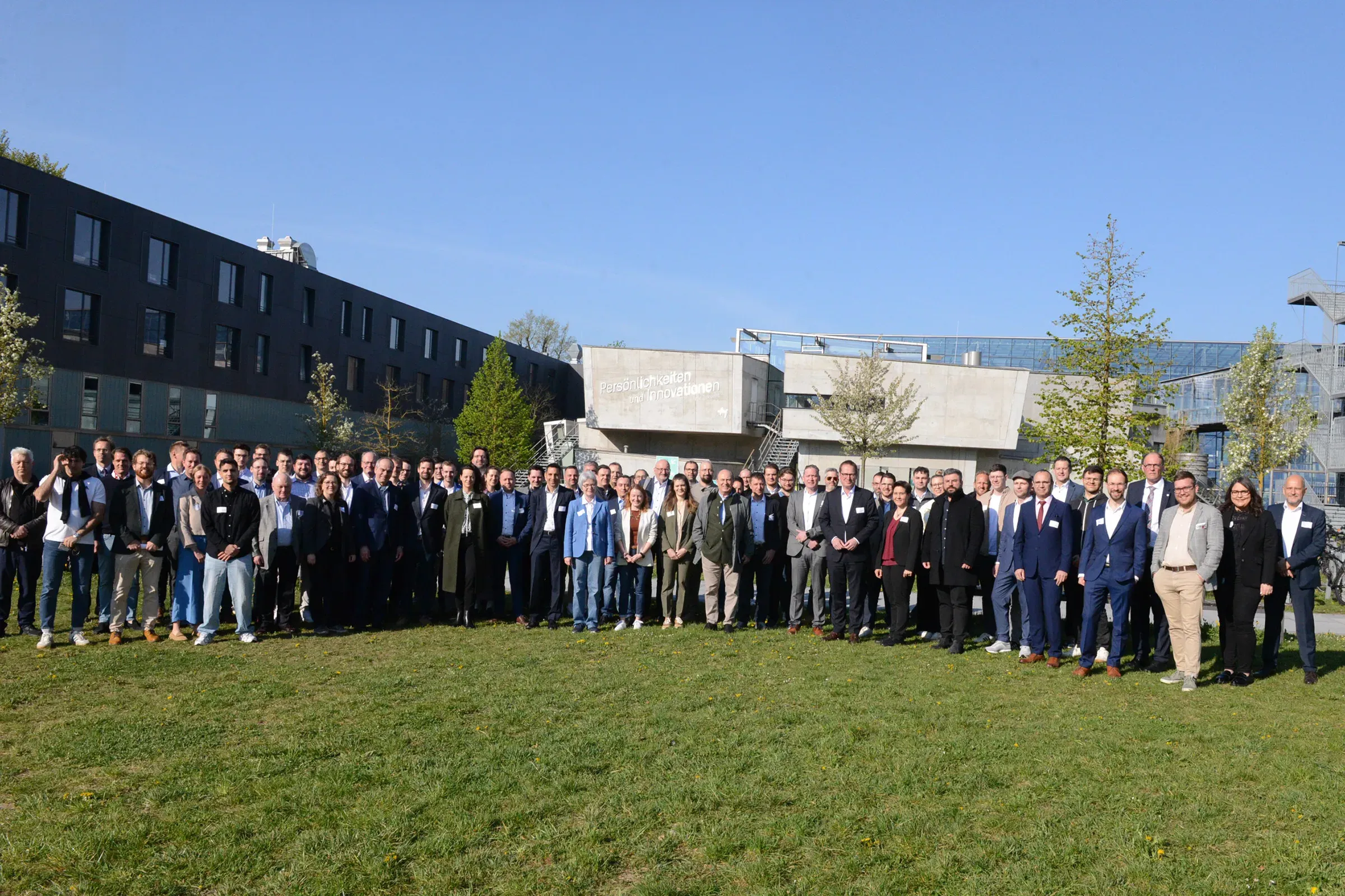 Gruppenfoto mit Menschen auf einer Wiese