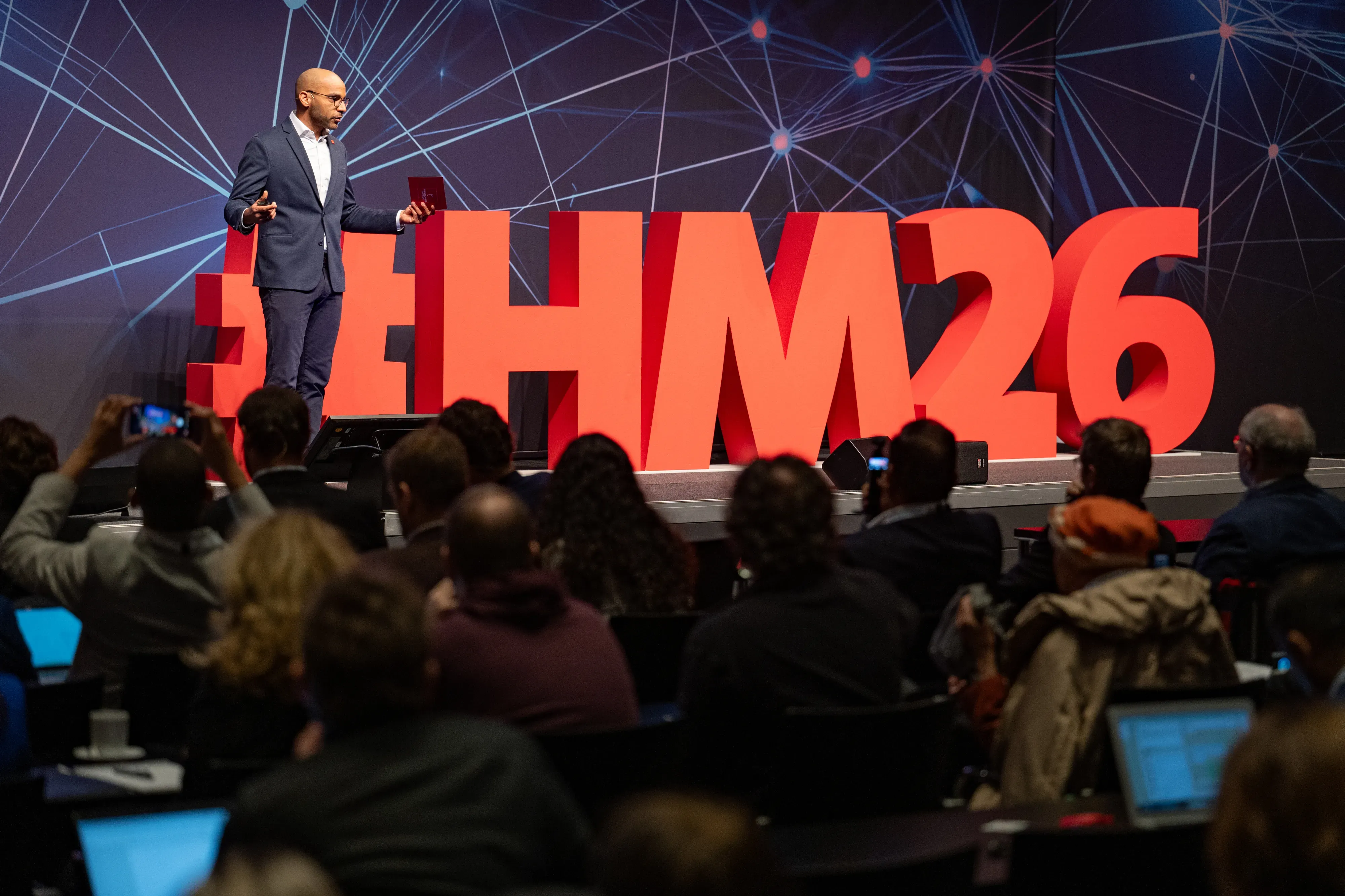 Mann auf Bühne an der Messe in Hanover