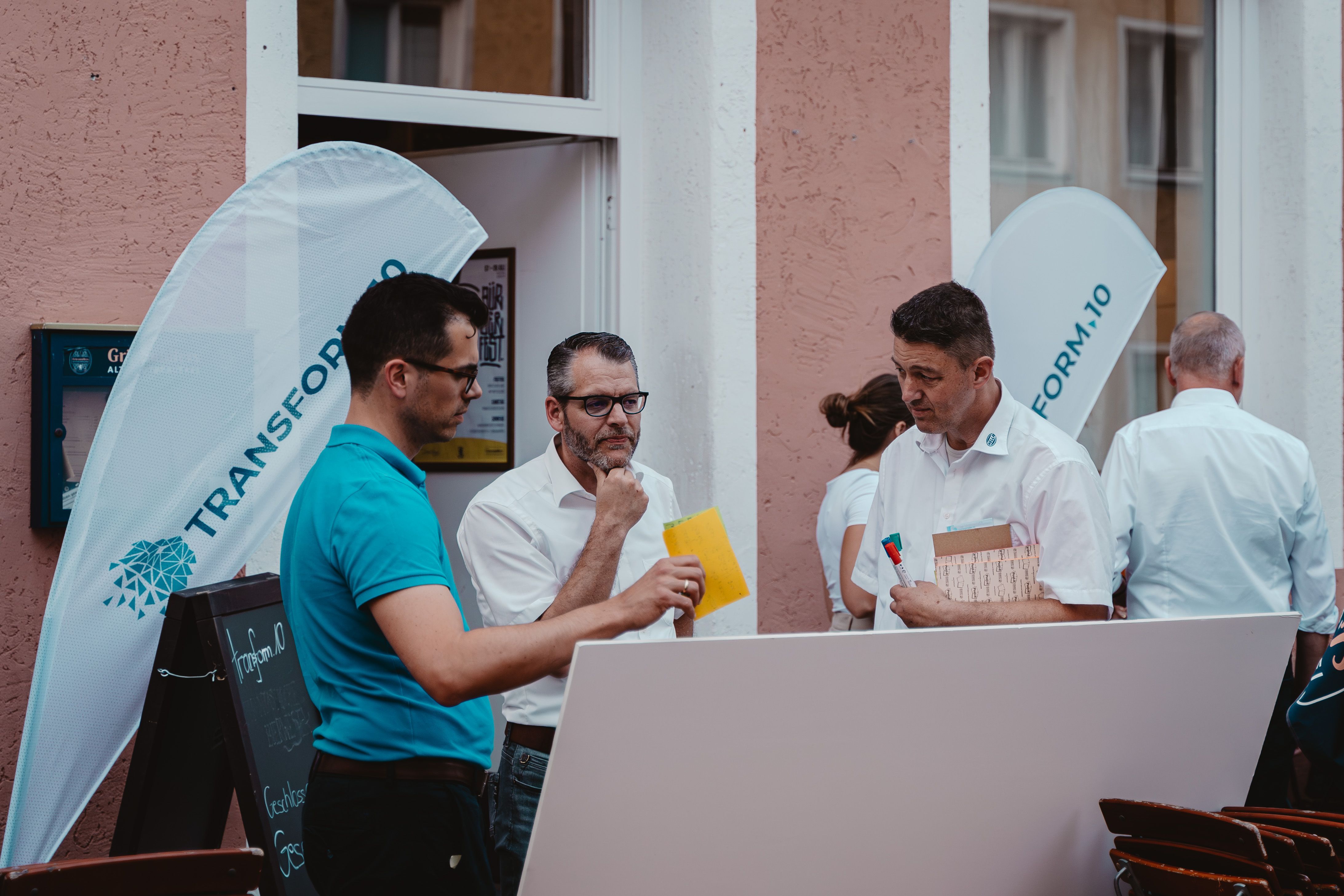 Personen im Gespräch in Workshop