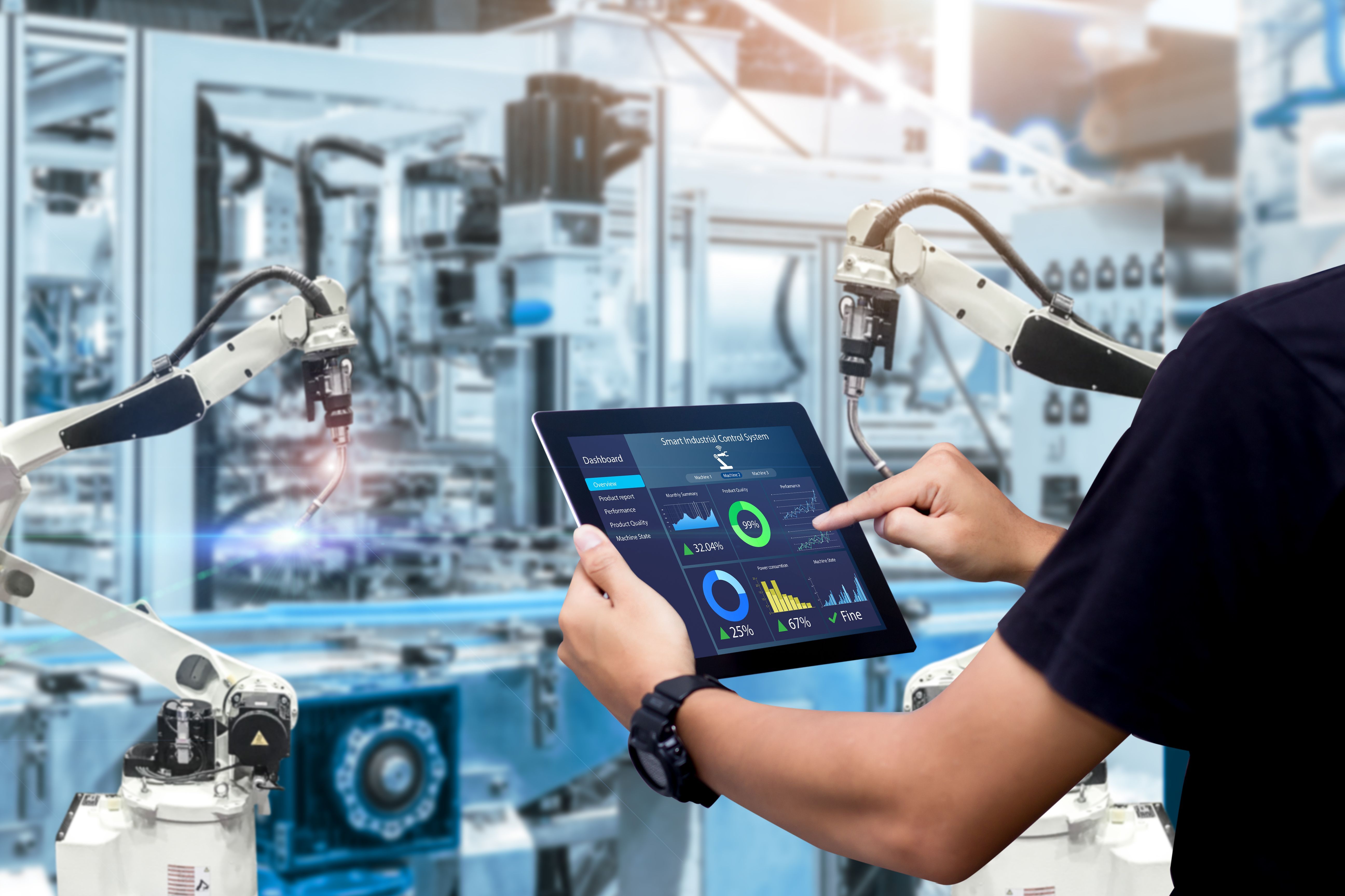 Person arbeitet mit Tablet an Roboter