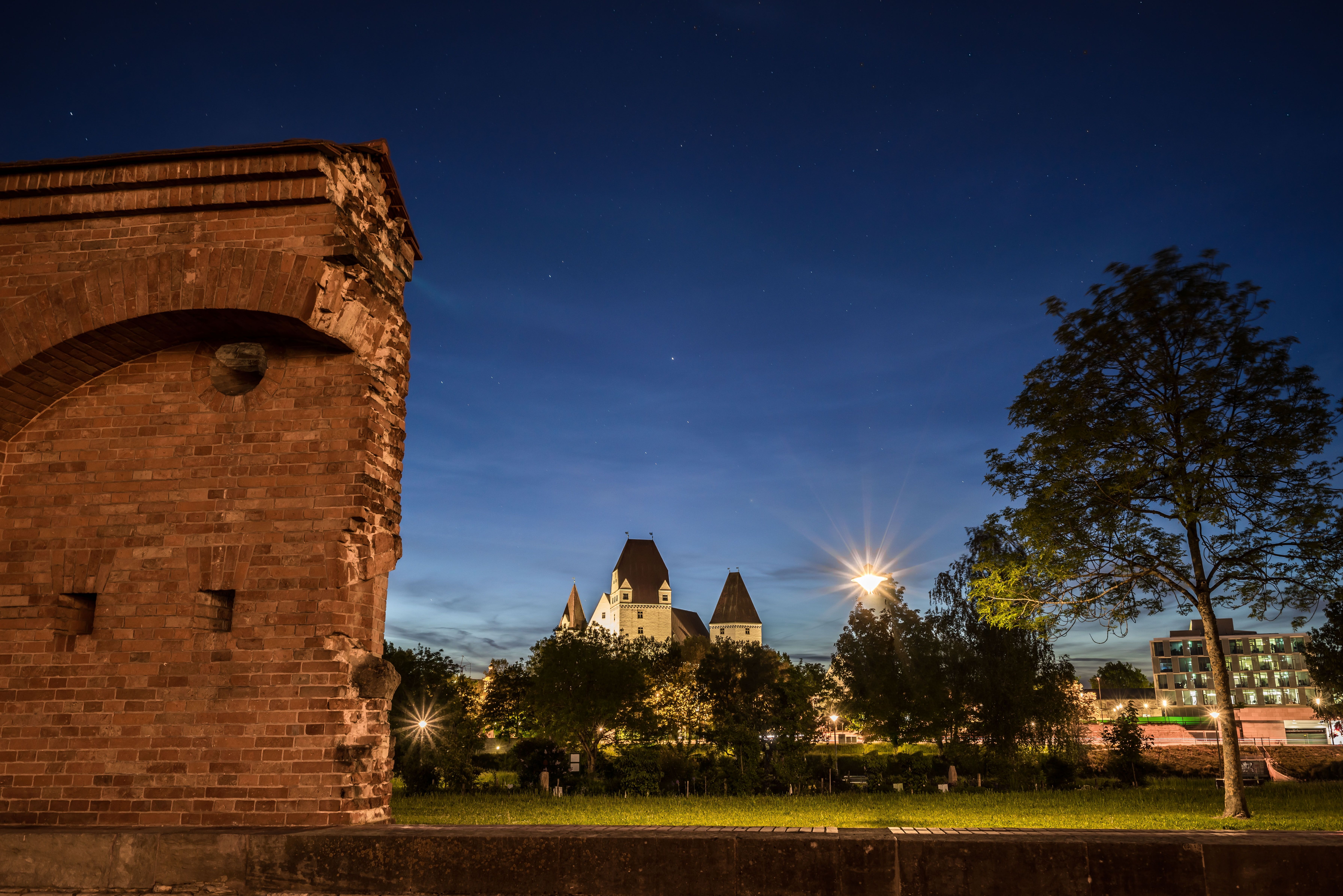 Festungsmauer mit Neuem Schloss im Hintergrund