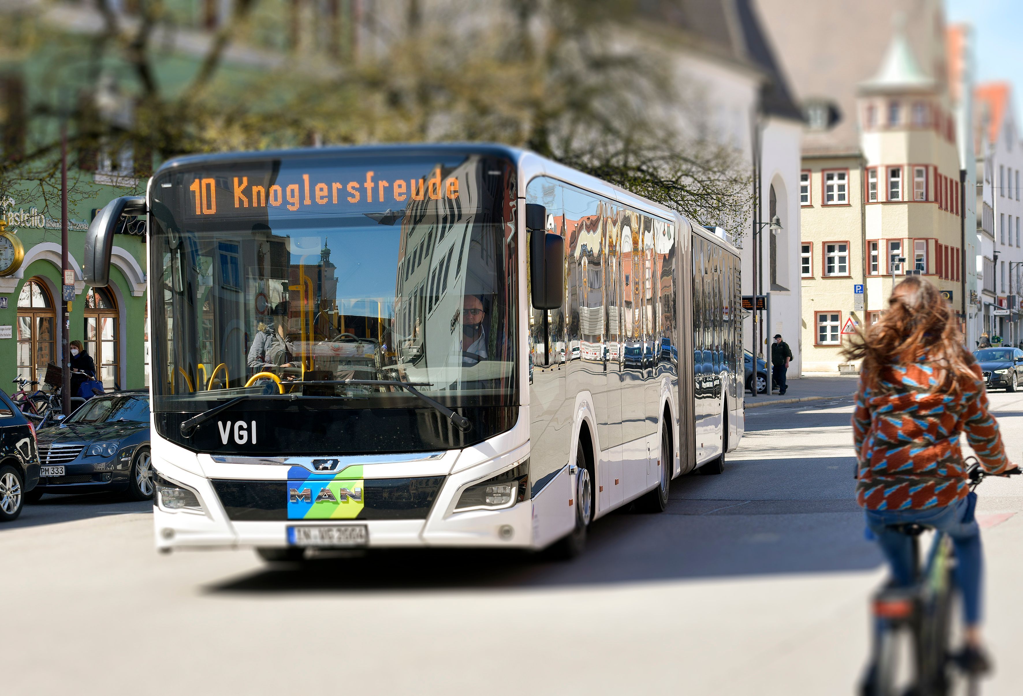 Linienbus fährt auf einer Straße