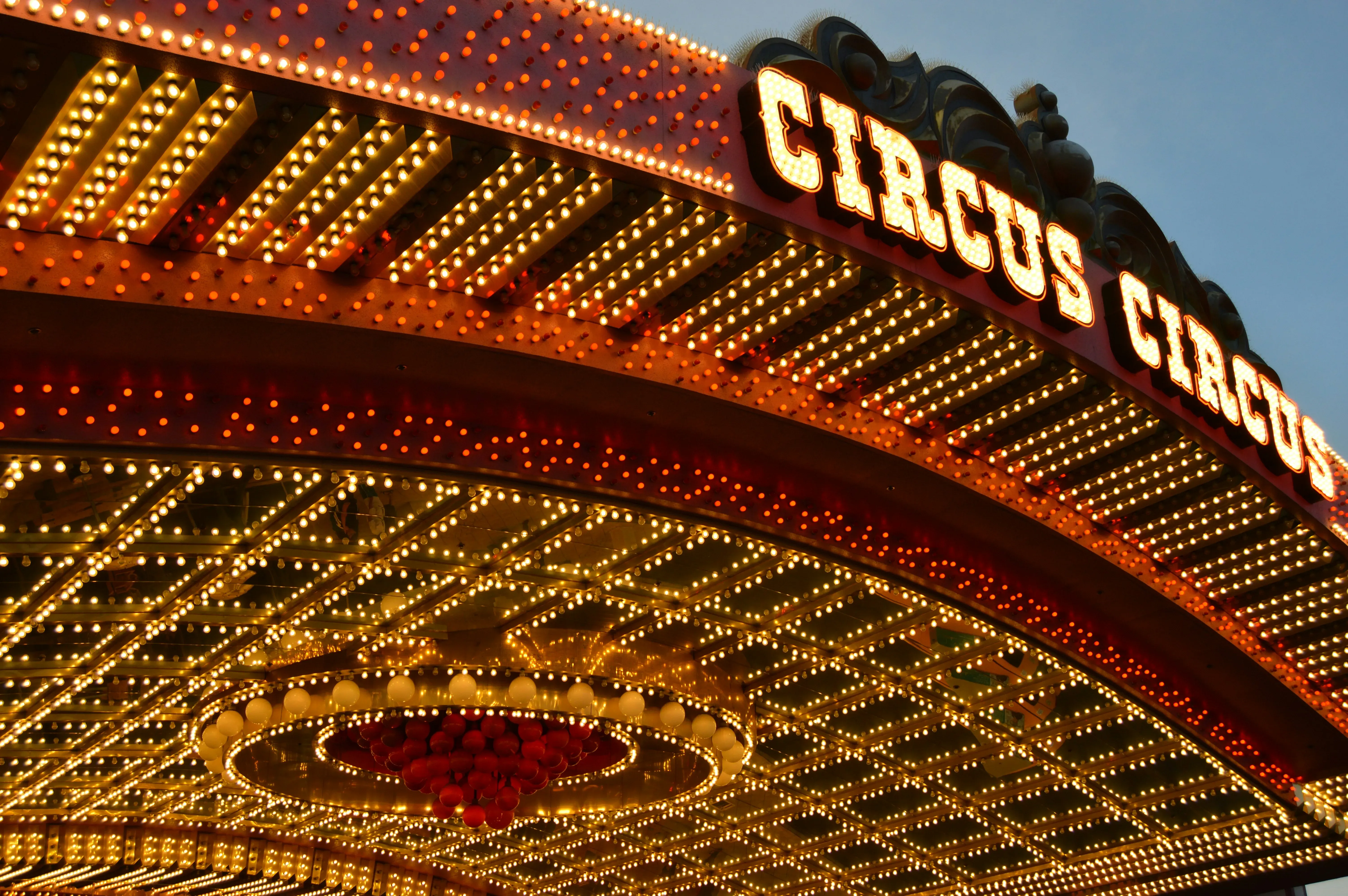Marquee lights illuminate the words CIRCUS CIRCUS in bright yellow against a dusky sky.